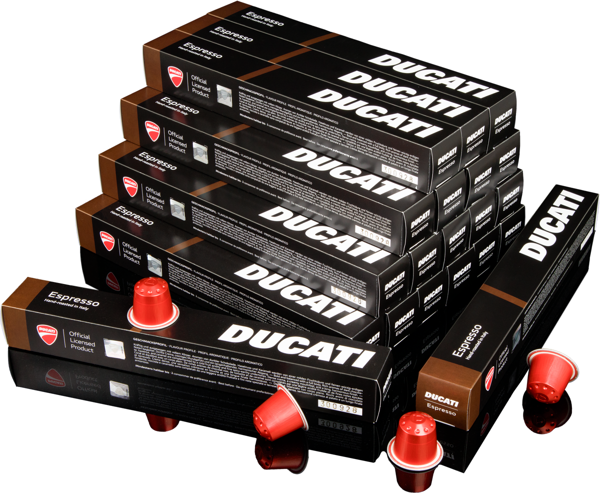 Stapel Espresso by Ducati Kapselboxen, Packung mit 200 Kapseln für Nespresso® Original, davor rote Kapseln