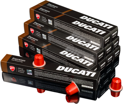 Stapel Espresso by Ducati Kapselboxen, Packung mit 100 Kapseln für Nespresso® Original, davor rote Kapseln
