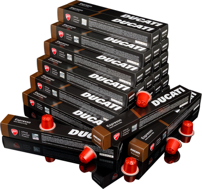 Großer Stapel Espresso by Ducati Kapselboxen, Packung mit 300 Kapseln für Nespresso® Original, ringsum rote Kapseln
